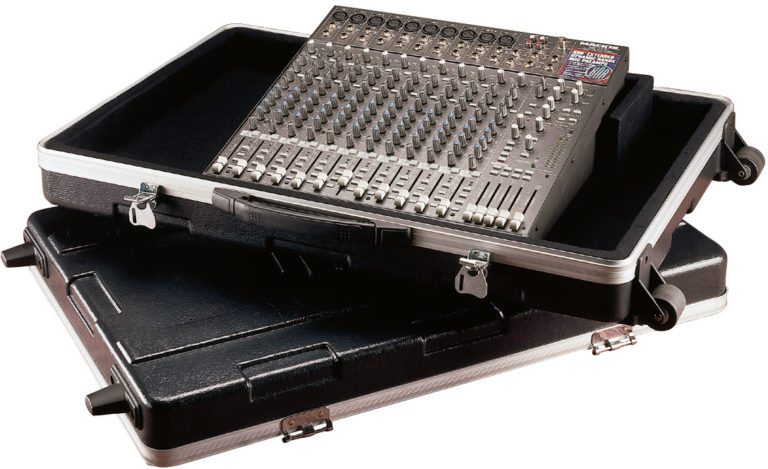 Gator GMIX20X30 Rolling ATA Mixer Case with Lockable Recessed Latches and Pull-out Handle 